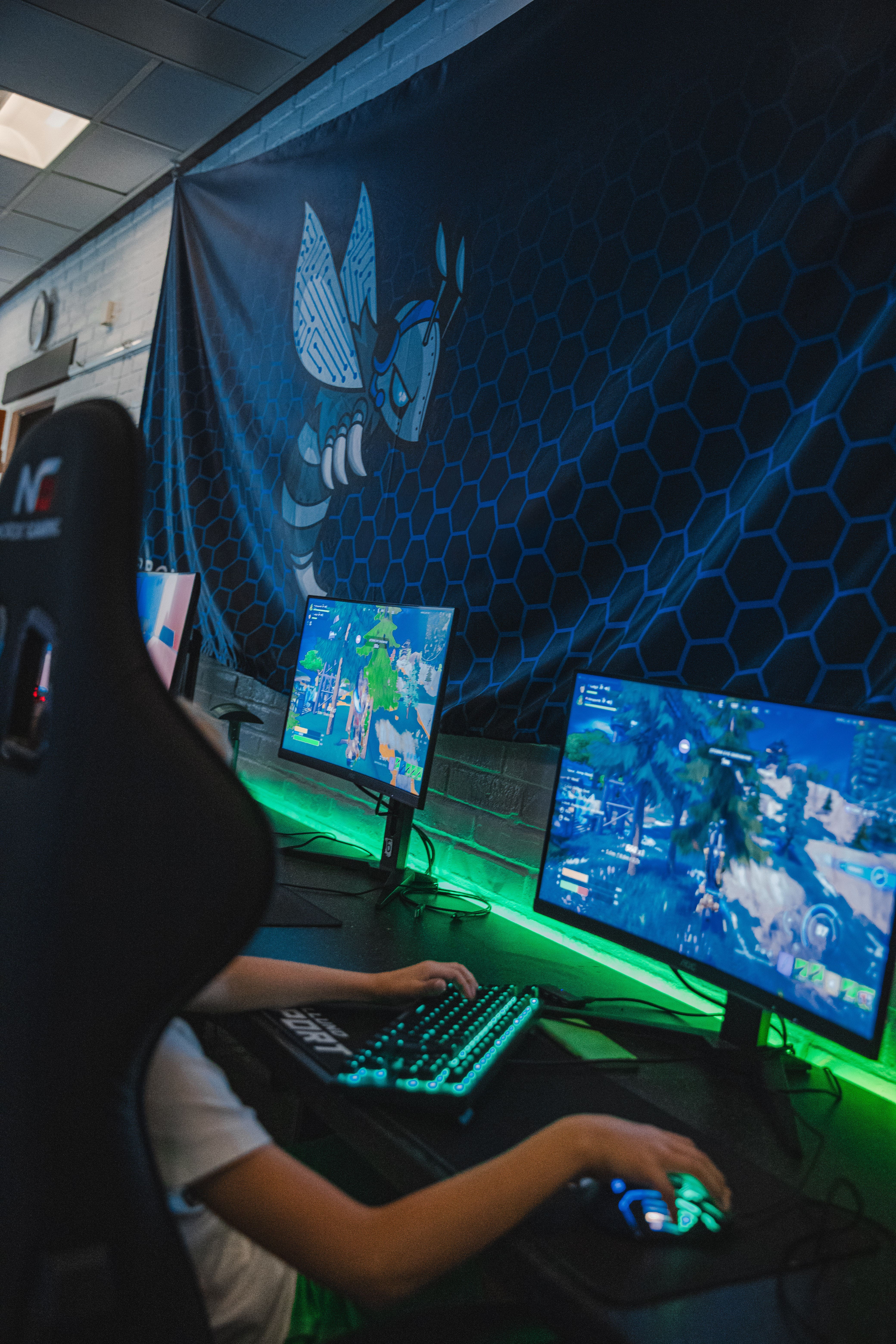 Unge der sidder og gamer på pc'er